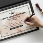 A nombre de quien debe estar un certificado de cursos